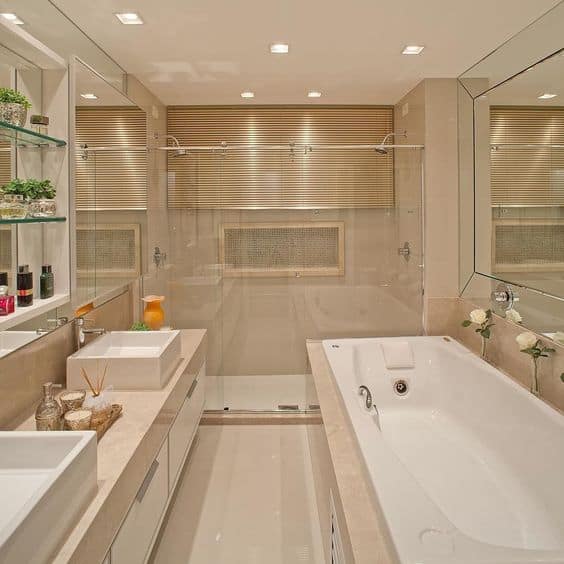 banheiro de apartamento com banheira