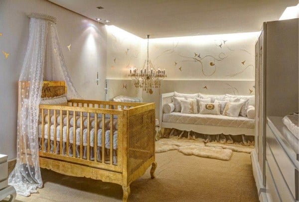 quarto de bebê com berço dourado