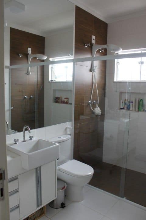 banheiro pequeno com piso que imita madeira
