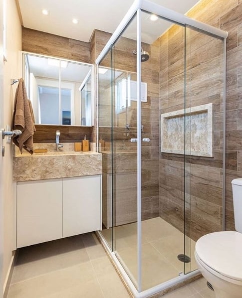 banheiro com paredes que imitam madeira