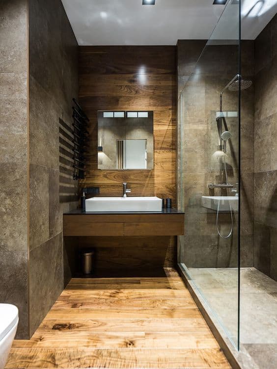 banheiro moderno com piso que imita madeira