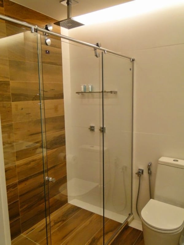 banheiro com revestimento que imita madeira
