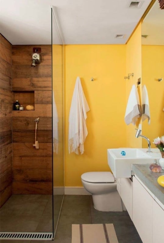 banheiro amarelo e pequeno