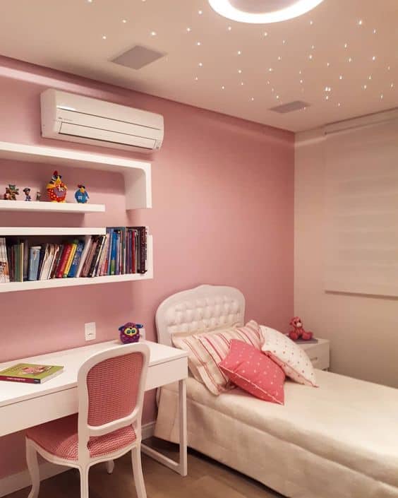 quarto rosa com móveis brancos