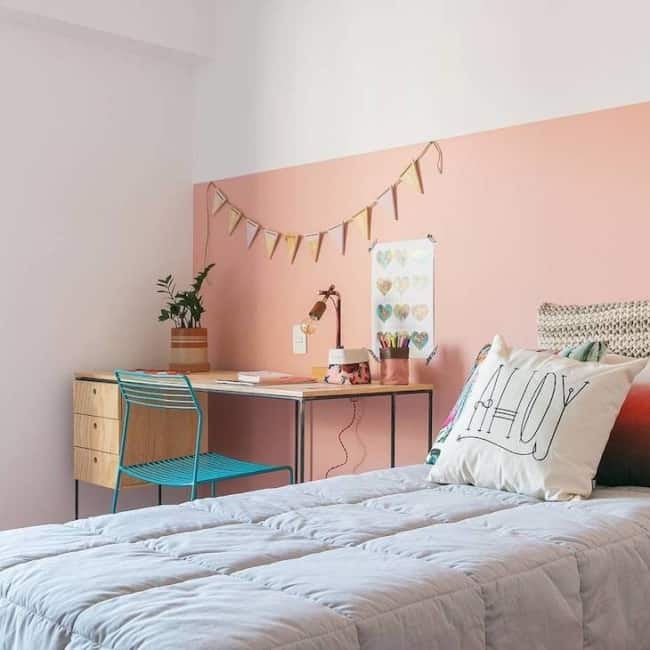 quarto com parede rosa