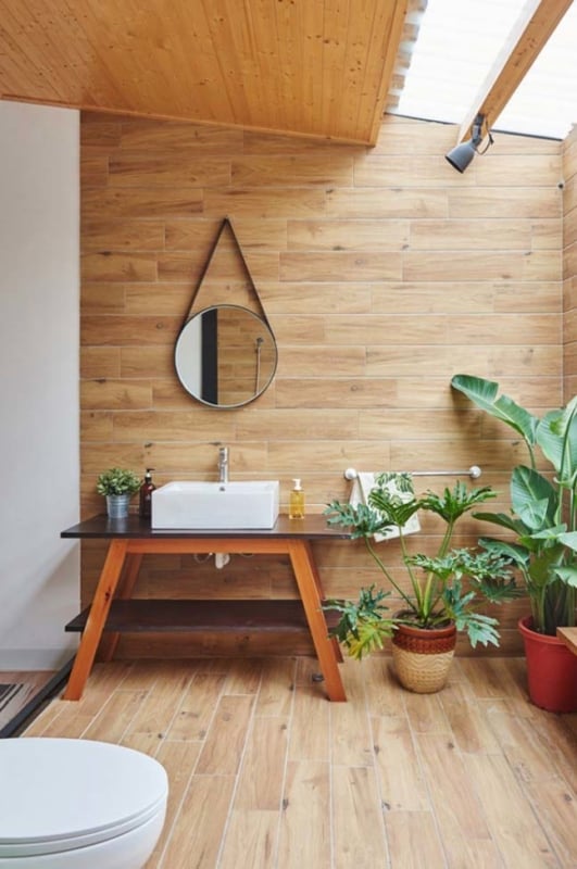 banheiro moderno com parede que imita madeira