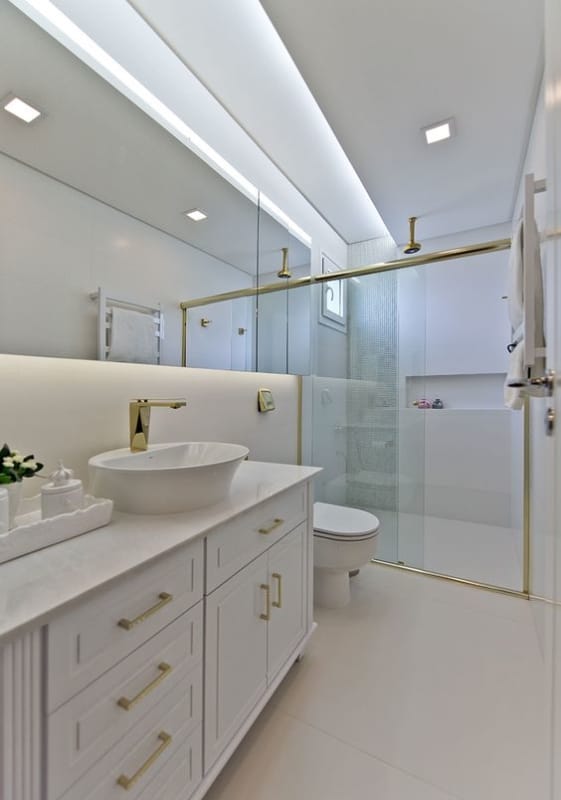 banheiro branco e dourado