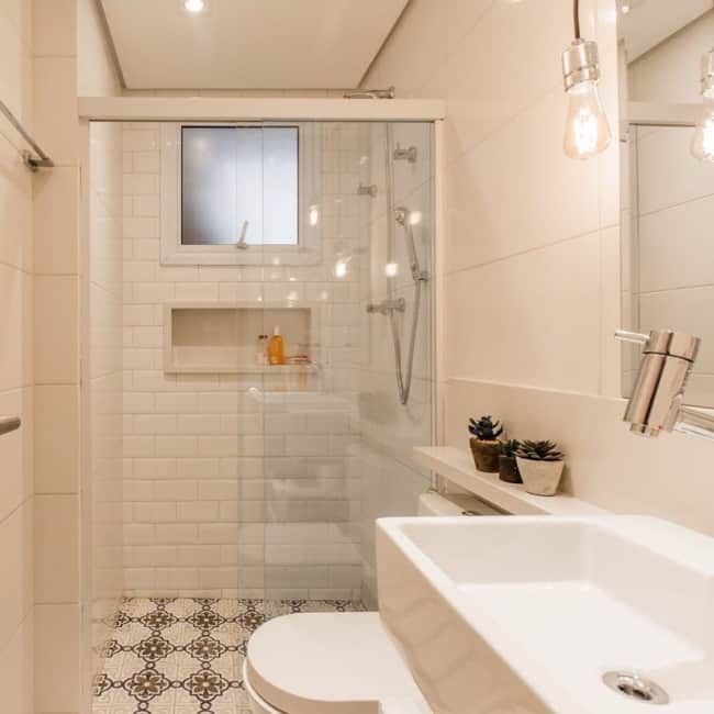 Banheiro com tijolinhos brancos de cerâmica