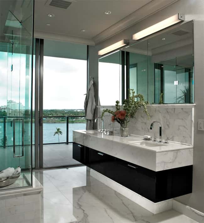 Banheiro moderno com pia de mármore