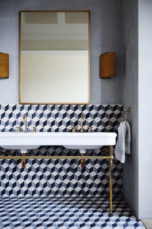 Banheiro vintage com cerâmica geométrica