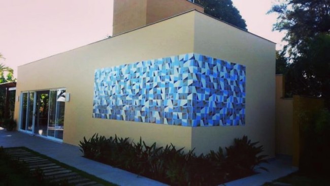 CerÂmica em tons de azul em parede externa