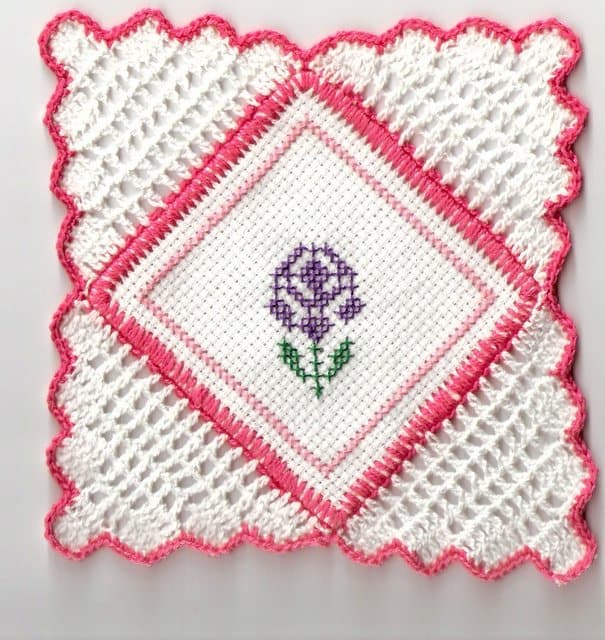 Guardanapo de crochê rosa e branco