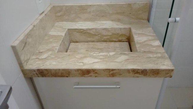 Lavatório de mármore com cuba quadrada