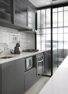 Porta de ferro – 55 modelos que ficam incríveis na decoração!