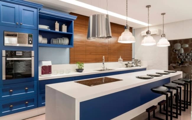 Que tal então uma cozinha azul e branca com bancada de porcelanato