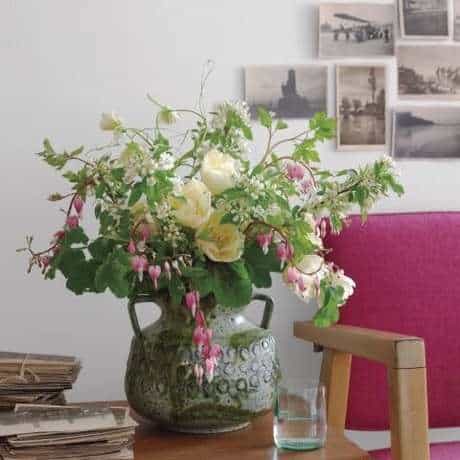 Sala clássica com flores na mesa de canto
