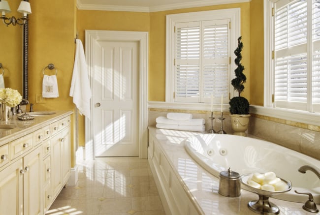 cores para banheiro amarelo com banheira