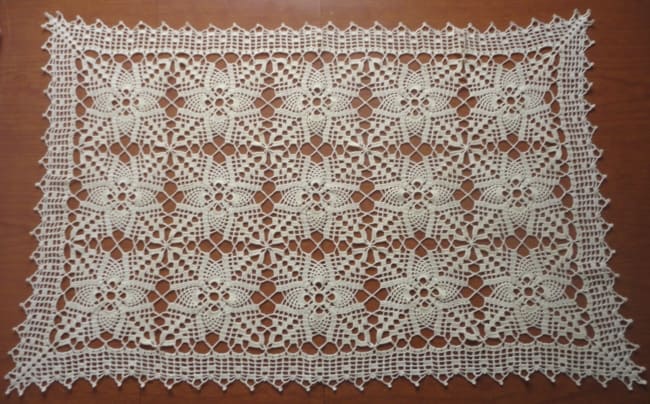 guardanapo branco de crochê retangular