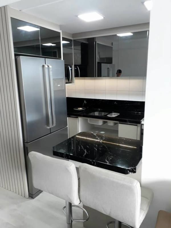 cozinha de apartamento com balcão de mármore preto
