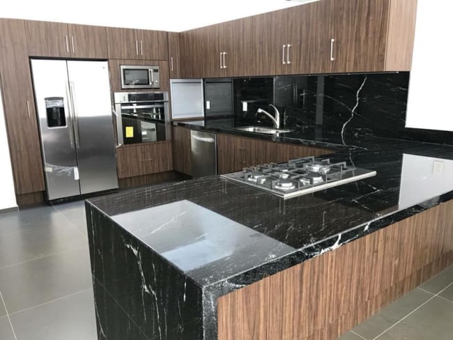 Foto de uma cozinha rústica com balcão de mármore preto