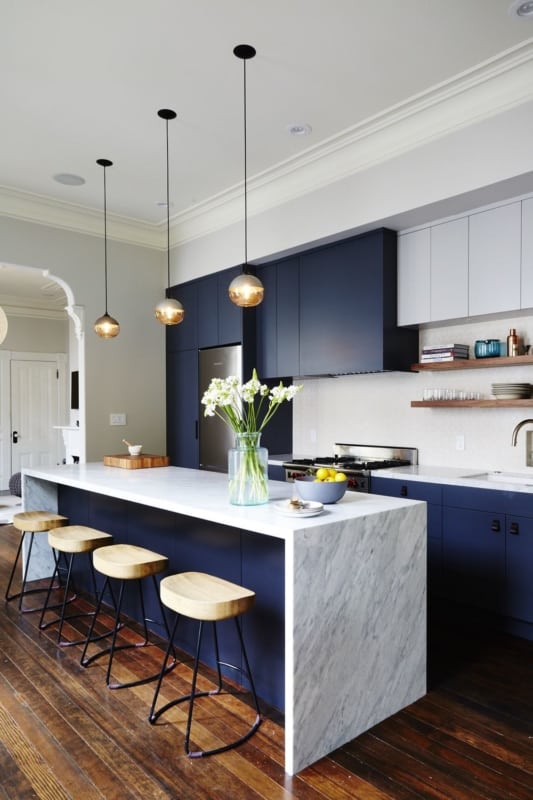 cozinha planejada com armários azul