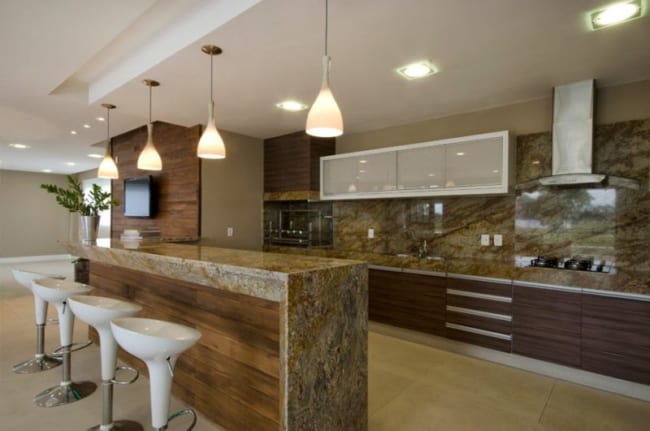 cozinha integrada com balcão de mármore