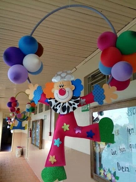 decoração criativa para teto de escola