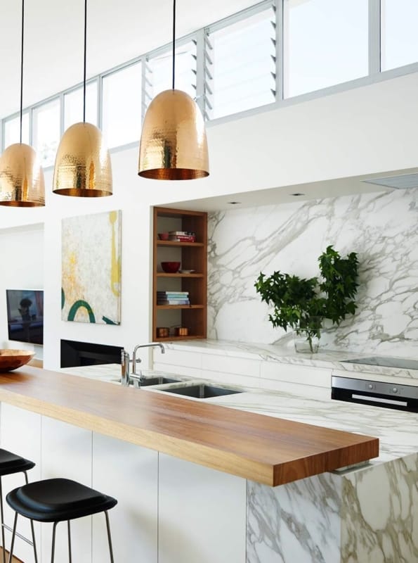 cozinha moderna com revestimento em mármore