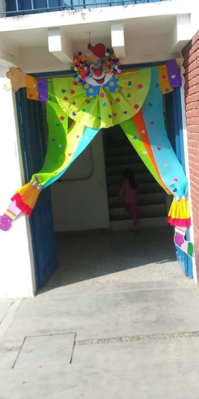 decoração criativa para porta da escola