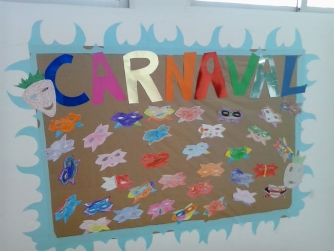 decoração de escola com máscaras de carnaval