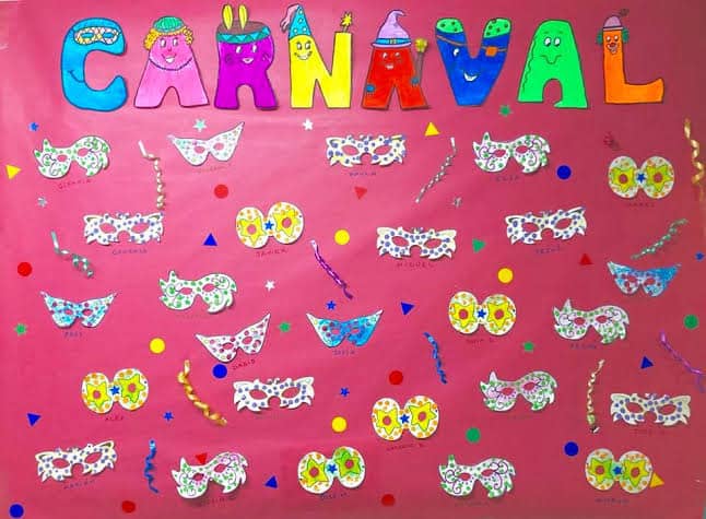 decoração de carnaval com exposição de atividades infantis