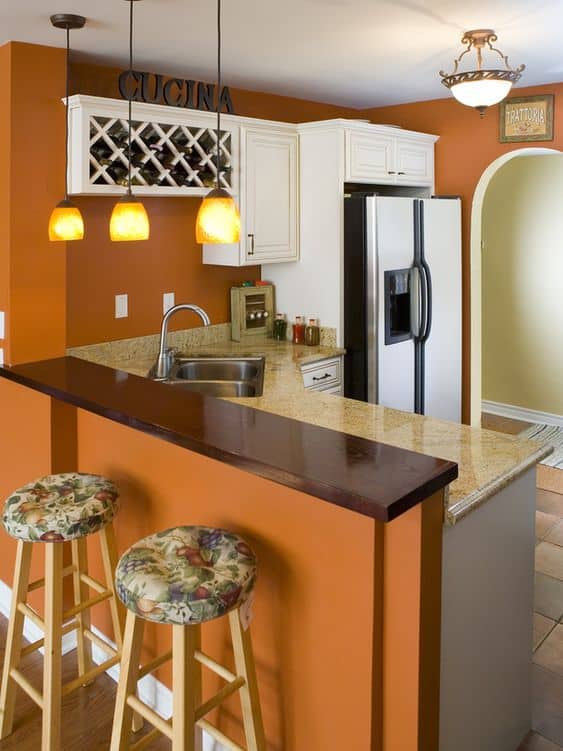 Cozinha simples com decoração laranja