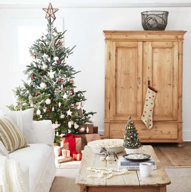 Decoração de Natal simples para sala com árvore pequena10