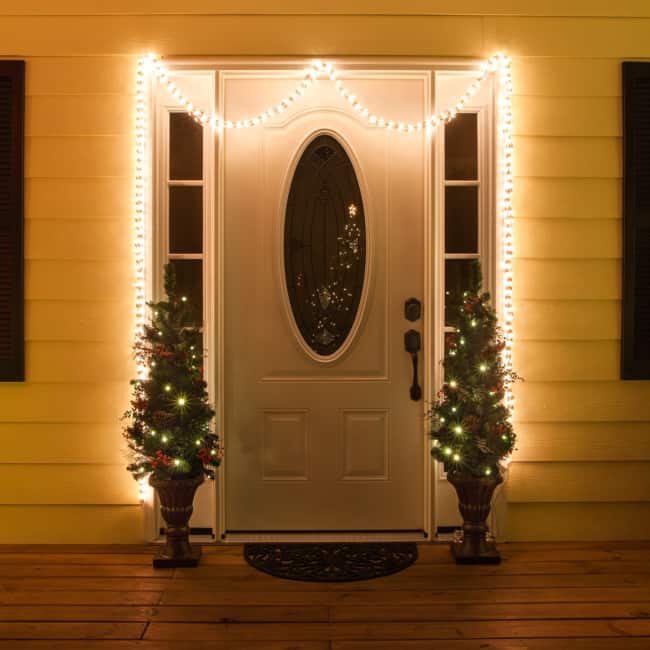 Luzes de Natal brancas decorando porta58