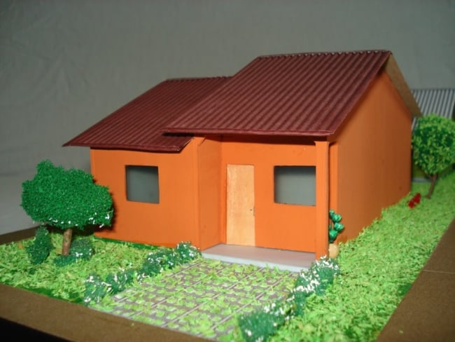 Maquete de casas de papelão colorida