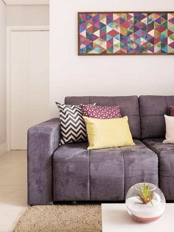 sala com sofá lilás