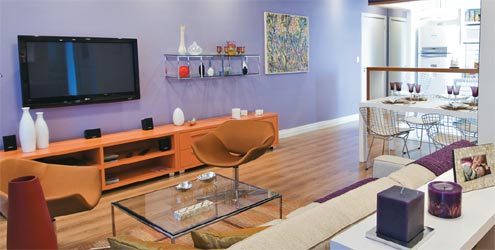sala de apartamento com parede lilás