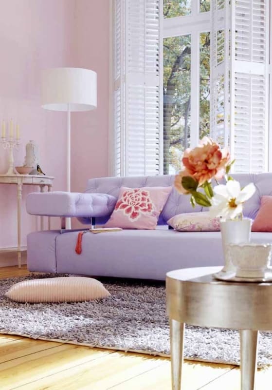 sala com sofá moderno lilás