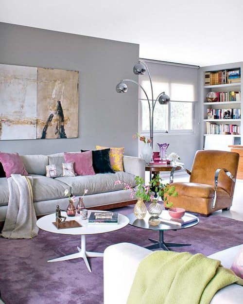 sala com tapete lilás