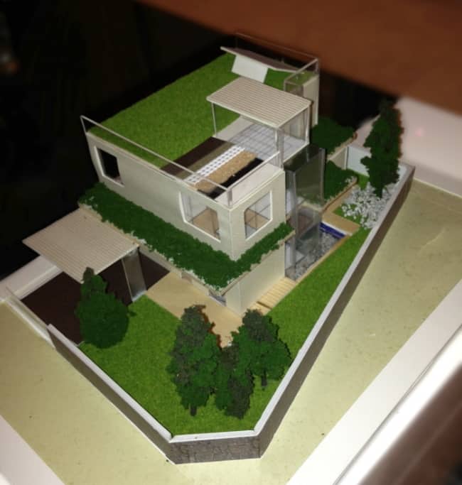 maquete de casa moderena com telhado verde e sustentável