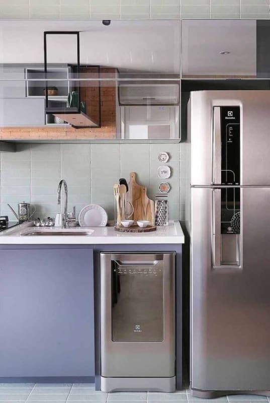 cozinha planejada moderna com armários lilás