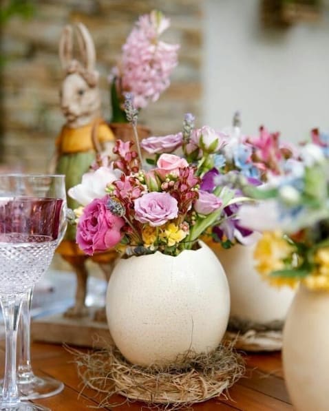 mesa de páscoa decorada com flores