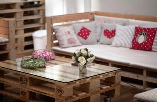 sala com móveis de pallets