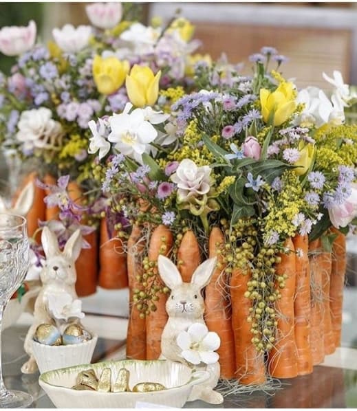 arranjo de páscoa com flores naturais e cenouras