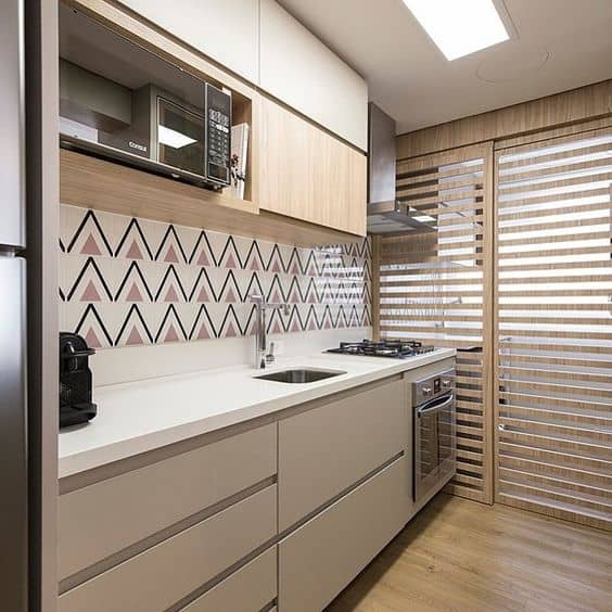 cozinha de apartamento com azulejo lilás