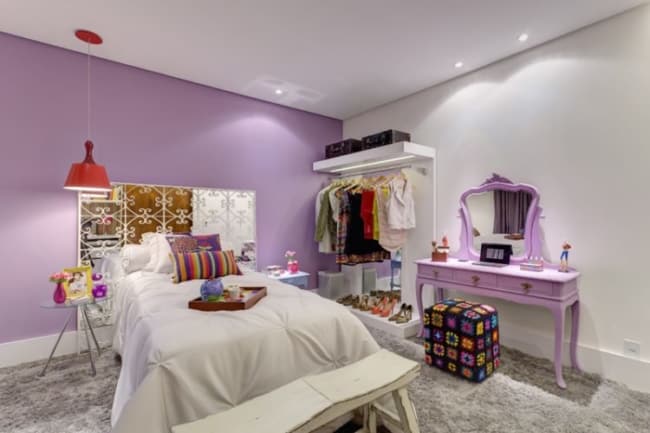 decoração de quarto feminino com parede lilás
