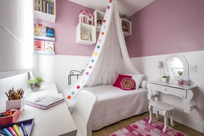 quarto infantil decorado em lilás e branco