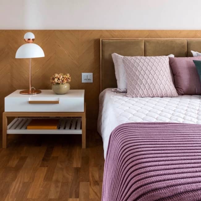 quarto de casal com almofadas lilás na cama