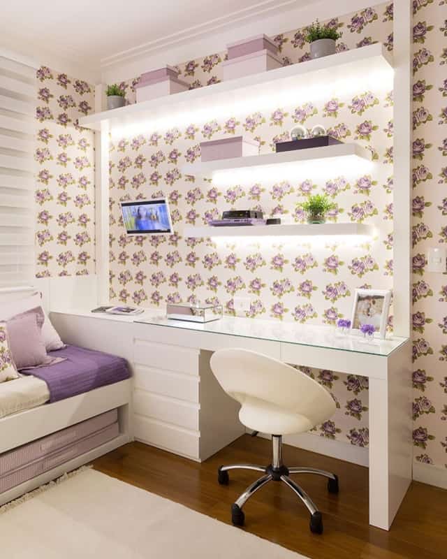 quarto feminino com papel de parede lilás