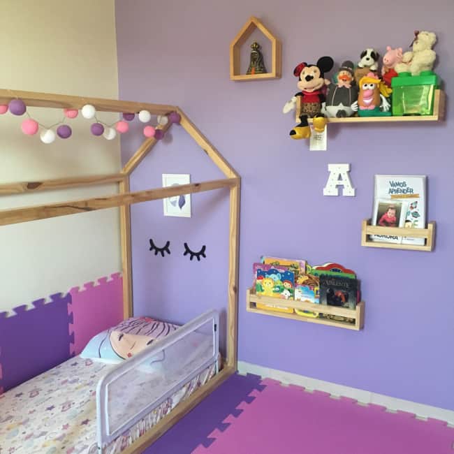 quarto montessori com parede lilás